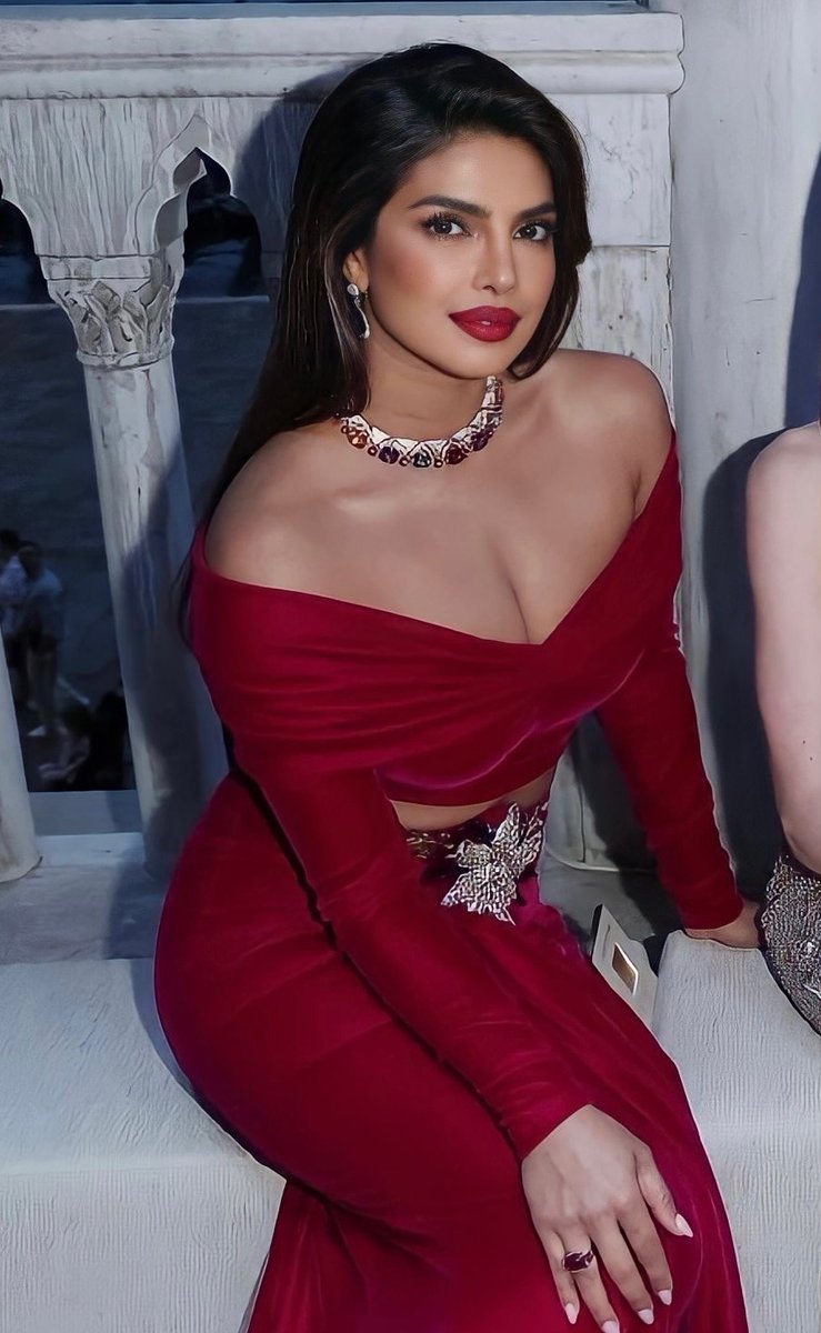 HourlyPriyanka's tweet photo. .@priyankachopra ♥️✨ https://t.co/TWLryqwsEG