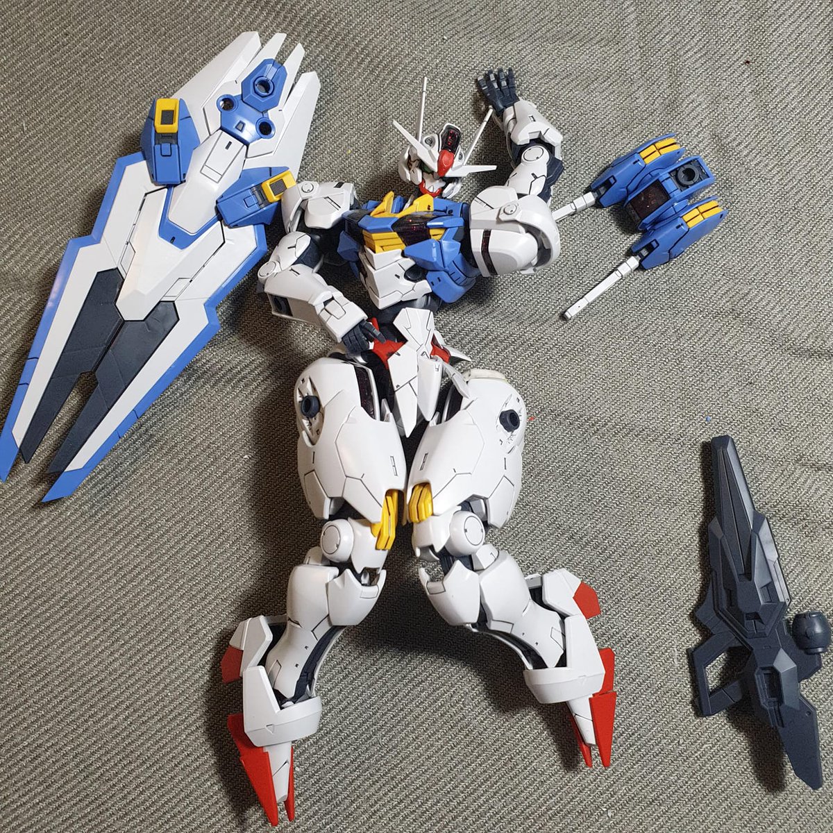 wolvy20's tweet photo. アメリカのガンプラビルダー、「ポーズは大事だ！」と力説。 https://t.co/w4MM5byYRH