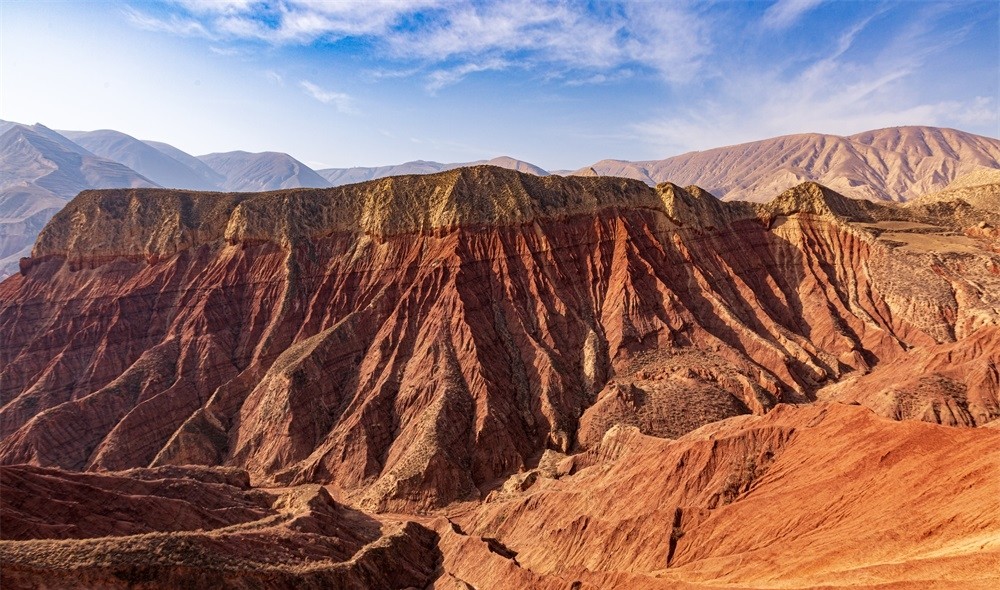 ExploreGansu's tweet photo. 🌈⛰️⏳The Danxia landform in Yongjing county of Linxia Hui autonomous prefecture, #Gansu province, with its bright hills and steep rock walls, is considered a natural wonder of the world. #NatureBeauty #GansuGlance #AmazingGansu https://t.co/rrnLlzjwKC