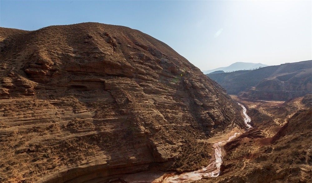 ExploreGansu's tweet photo. 🌈⛰️⏳The Danxia landform in Yongjing county of Linxia Hui autonomous prefecture, #Gansu province, with its bright hills and steep rock walls, is considered a natural wonder of the world. #NatureBeauty #GansuGlance #AmazingGansu https://t.co/rrnLlzjwKC
