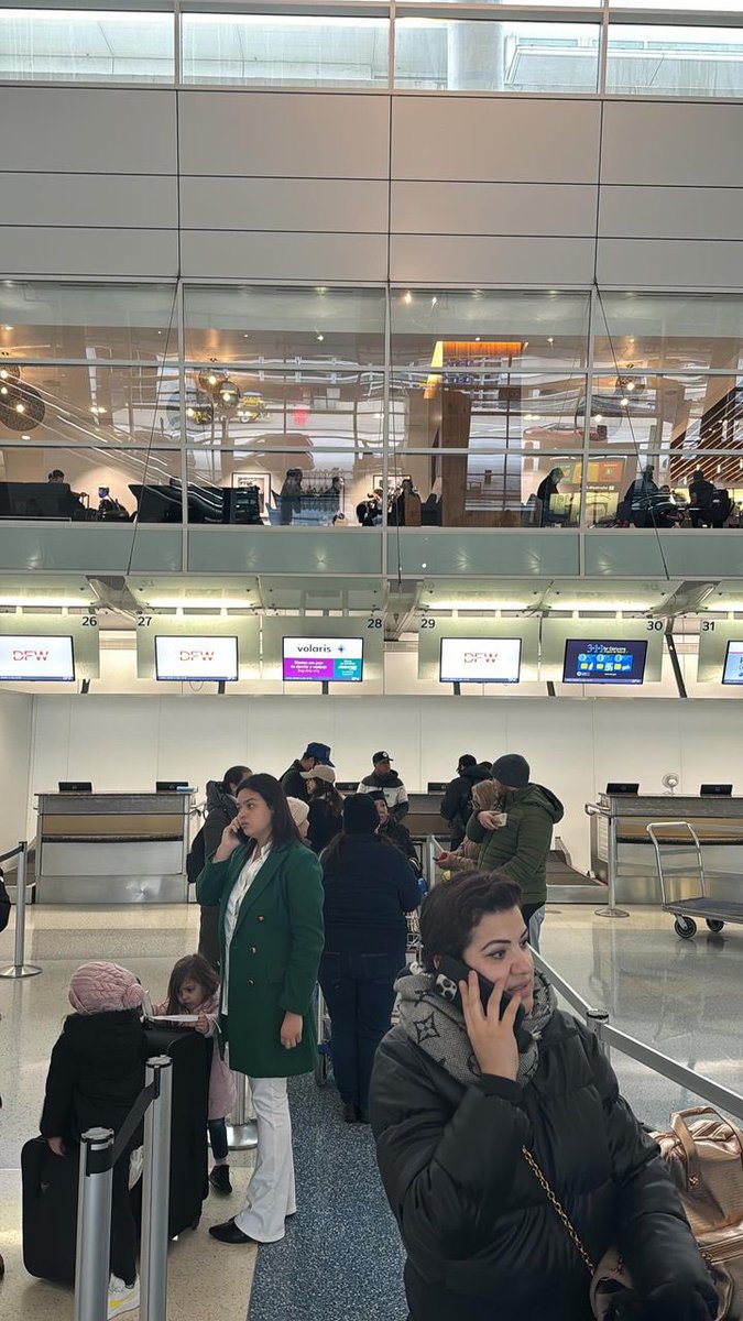 Luisfecalderonz's tweet photo. Se sabe que @viajaVolaris no es muy buena aerolínea, pero no está de más reportar que dejaron varados a sus clientes en Dallas. Cancelaron el vuelo Y4 893, de Dallas a Guadalajara, como el Y4 391, de Dallas a CDMX.

A sabiendas de que se encuentran obligados a cubrir los gastos devsus clientes, como establece la Ley General de Aviación Civil, @viajaVolaris cobardemente cuelga el teléfono a todo cliente que pide una solución, o al menos un lugar donde dormir.

Tomen sus precauciones antes de viajar con Volaris.