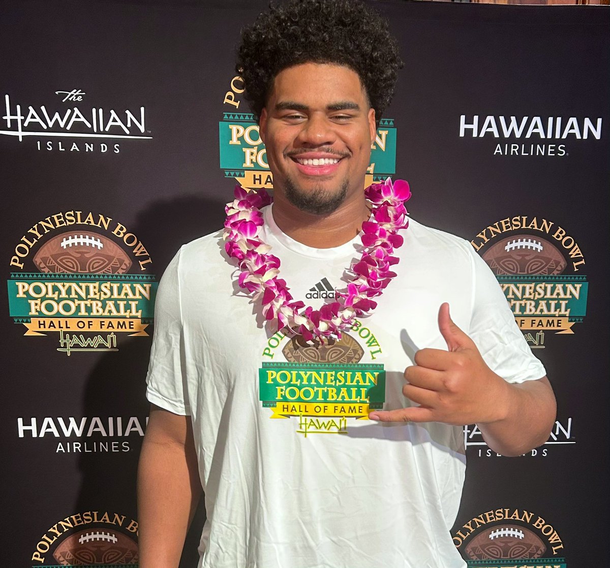 Georgia signee @mikeuini1 here in Hawai’i for the week! 🤙🏽