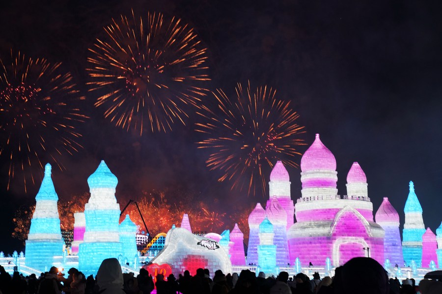 Though the temperature had dropped below minus 20 degrees Celsius, thousands of tourists were still lingering outdoors in the winter wonderland of Harbin Ice-Snow World located in the city of Harbin in China's northernmost Heilongjiang Province.