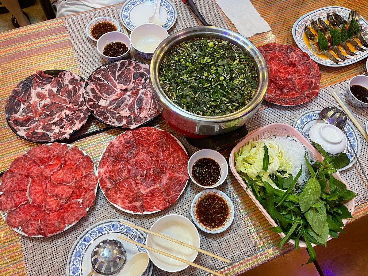 GerrardNan's tweet photo. เจ้หมวยแจ่วฮ้อน แจ้งวัฒนะ43 ได้คิวหลุดมา กุ้งแช่น้ำปลาอร่อยมาก ทำสะอาด แกะให้ถึงหัว น้ำจิ้มรสจัดชูรสกุ้งหวานมากๆ แจ่วฮ้อน น้ำซุปถ้าซดเฉยๆกลิ่นสมุนไพรจะแรงไปหน่อย แต่พอลวกทานกับเนื้อสัตว์จะกลบกลิ่นเนื้อดีมากๆ ทั้งโต๊ะลงความเห็นว่าหมูอร่อยกว่าเนื้อ มีสันคออย่างเดียวแต่อร่อยมากๆ https://t.co/VcDNeP6pWQ