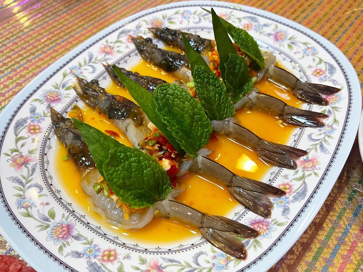 GerrardNan's tweet photo. เจ้หมวยแจ่วฮ้อน แจ้งวัฒนะ43 ได้คิวหลุดมา กุ้งแช่น้ำปลาอร่อยมาก ทำสะอาด แกะให้ถึงหัว น้ำจิ้มรสจัดชูรสกุ้งหวานมากๆ แจ่วฮ้อน น้ำซุปถ้าซดเฉยๆกลิ่นสมุนไพรจะแรงไปหน่อย แต่พอลวกทานกับเนื้อสัตว์จะกลบกลิ่นเนื้อดีมากๆ ทั้งโต๊ะลงความเห็นว่าหมูอร่อยกว่าเนื้อ มีสันคออย่างเดียวแต่อร่อยมากๆ https://t.co/VcDNeP6pWQ