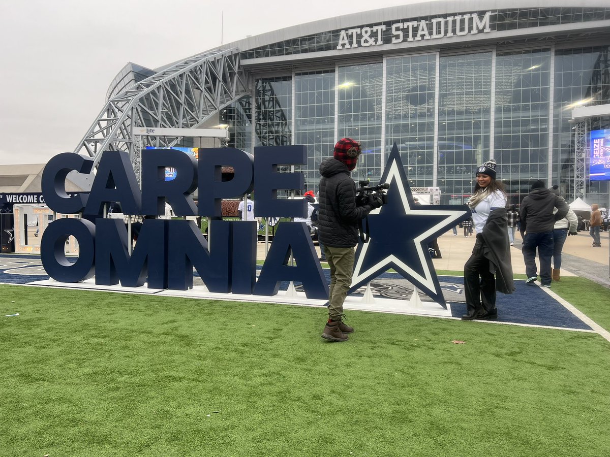 Briyonce_21's tweet photo. First timer to a NFL game 🤘🤘 https://t.co/kWG6xLW5Zp