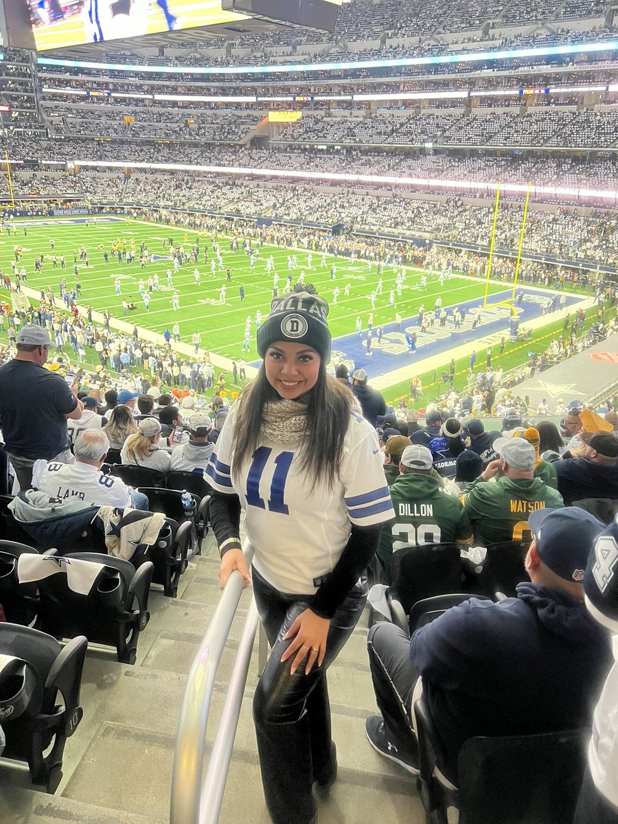 Briyonce_21's tweet photo. First timer to a NFL game 🤘🤘 https://t.co/kWG6xLW5Zp