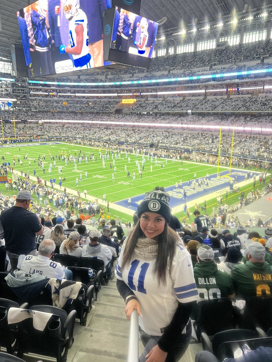 Briyonce_21's tweet photo. First timer to a NFL game 🤘🤘 https://t.co/kWG6xLW5Zp