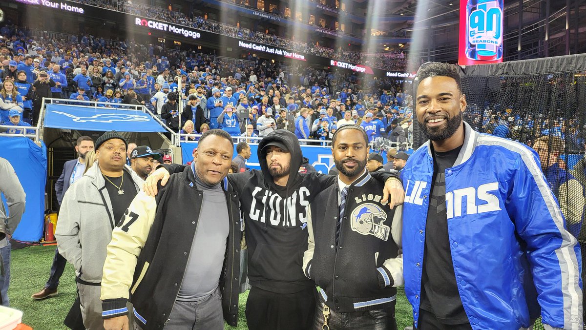 BarrySanders's tweet photo. Found these @Lions fans on the field.  @Eminem @calvinjohnsonjr @BigSean. #ROAR https://t.co/ZKDwmQNHX1