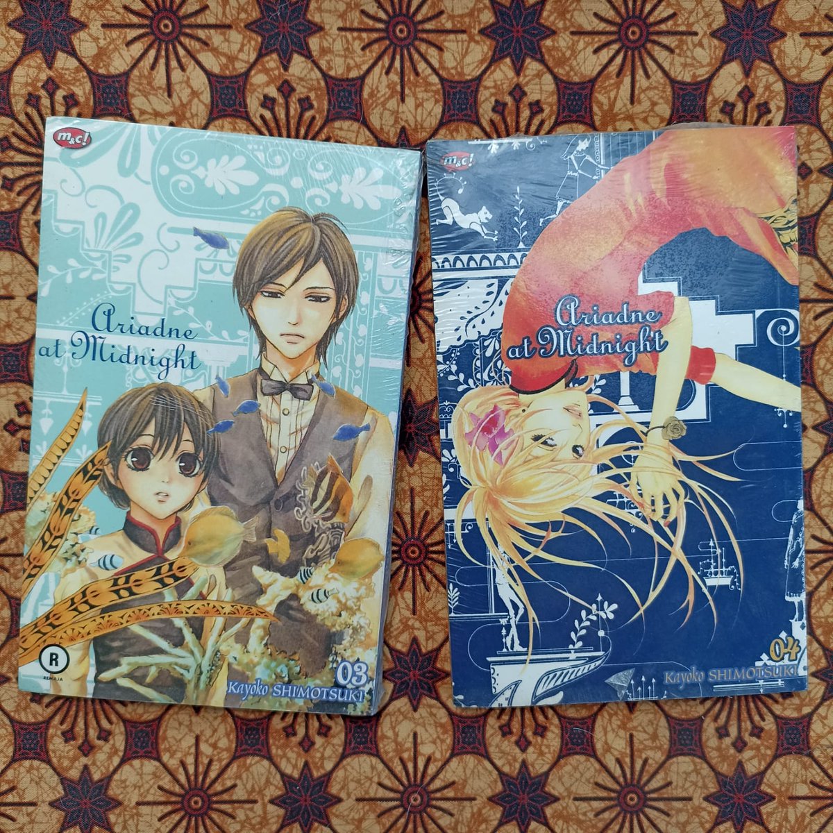 GedebookYogya's tweet photo. 🌙 Ariadne at Midnight 
Kayoko Shimotsuki
m&amp;c
Segel no. 3, 4; 12.5k/ buku

🍊
https://t.co/2QKFiYxNEz
🍏
https://t.co/a0kU8voevn https://t.co/0lDdJ568KR