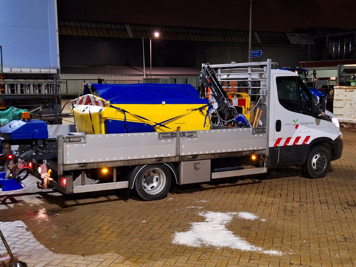 wij, @lansingerland, zijn weer op pad met de zoutmolens om de #gladheid preventief te bestrijden. Dit i.v.m. lage wegdektemperaturen en winterseneerslag. pas uw rijstijl aan en doe voorzichtig. #veiligheid
