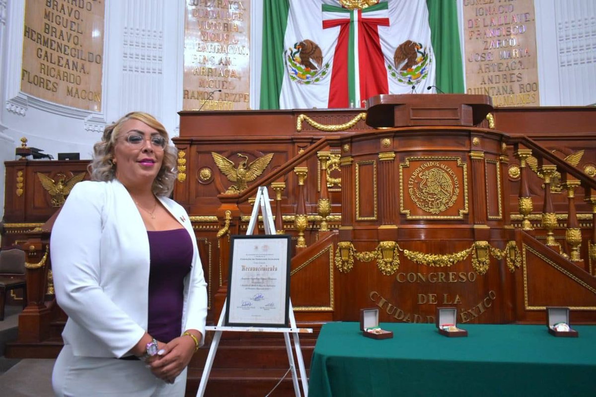 TemistoclesVR's tweet photo. De manera cobarde le fue arrebatada la vida a nuestra compañera y amiga, la Dra. Samantha Fonseca, una mujer brillante con una amplia trayectoria en la defensa de los derechos humanos y contra la discriminación, quien fue condecorada con la Medalla al Mérito de las y los Defensores de Derechos Humanos 2022. 

Samantha dedicó su vida a distintas causas enfocadas en la participación política de las personas LGBTIQ+ y a la defensa de los derechos de las personas privadas de su libertad.

Desde hace 16 años que soñamos y trabajamos de la mano por un México para todas, todos y todes, y hoy más que nunca; me comprometo a seguir con nuestra lucha.

¡Exigimos justicia para la Dra. Samantha Fonseca!