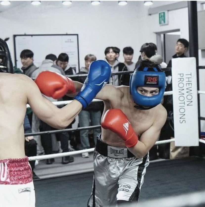 jakeyXing's tweet photo. #DoJiHan (Hwarang, Lovers in Bloom) is debuting as a professional boxer. Guess we won’t be seeing him back in dramas. 🥊 https://t.co/xzZmWEpHDh