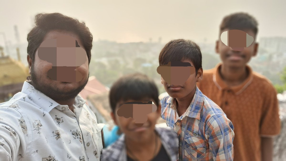 Issue with #GalaxyF54  🤳, doesn't recognise 🧑 properly, in the pic 2nd, 4th faces got blurred. Thought it'll resolve after few updates, even after  recent update the problem occurs. 
@SamsungIndia @SamsungMobile #selfiePortrait