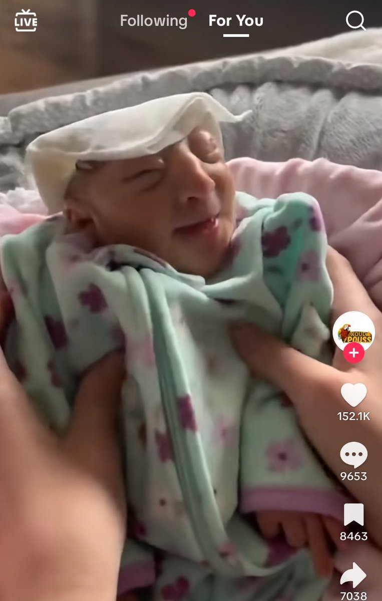 poketdolll's tweet photo. no sé si suena poco empático, pero jamás entendí las mamás q, sabiendo q sus hijos tienen malformaciones, deciden tenerlos. Tu hijo tendrá, quieras o no, una vida llena de rechazo y dificultades, y aún así te vele y lo tienes. Para mí, eso es lo más egoísta una mamá puede hacer https://t.co/1w7OofM5Kw