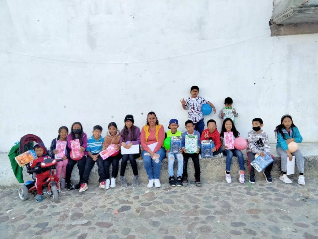 Los reyes magos les trajeron un regalo a los niños que conforman las danzas de chichimecas y gallitos en la comunidad de aguasbuenas en Silao. Gracias por su participación