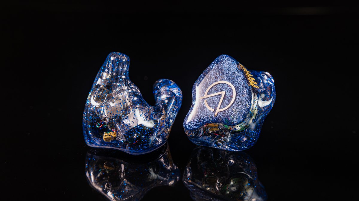 型號: 水銀 (私模)
標誌: 默認 (左) / 自選金屬貼 (右)
面板: 透明藍色拉絲 (透明系列)
殼體: 透明藍色閃片

Model: Mercury (CIEM)
Logo: Default (L) / Custom metal sticker (R)
Faceplate: Transparent Blue with Tinsel (Transparent Series)
Shell: Transparent Blue with Tinsel