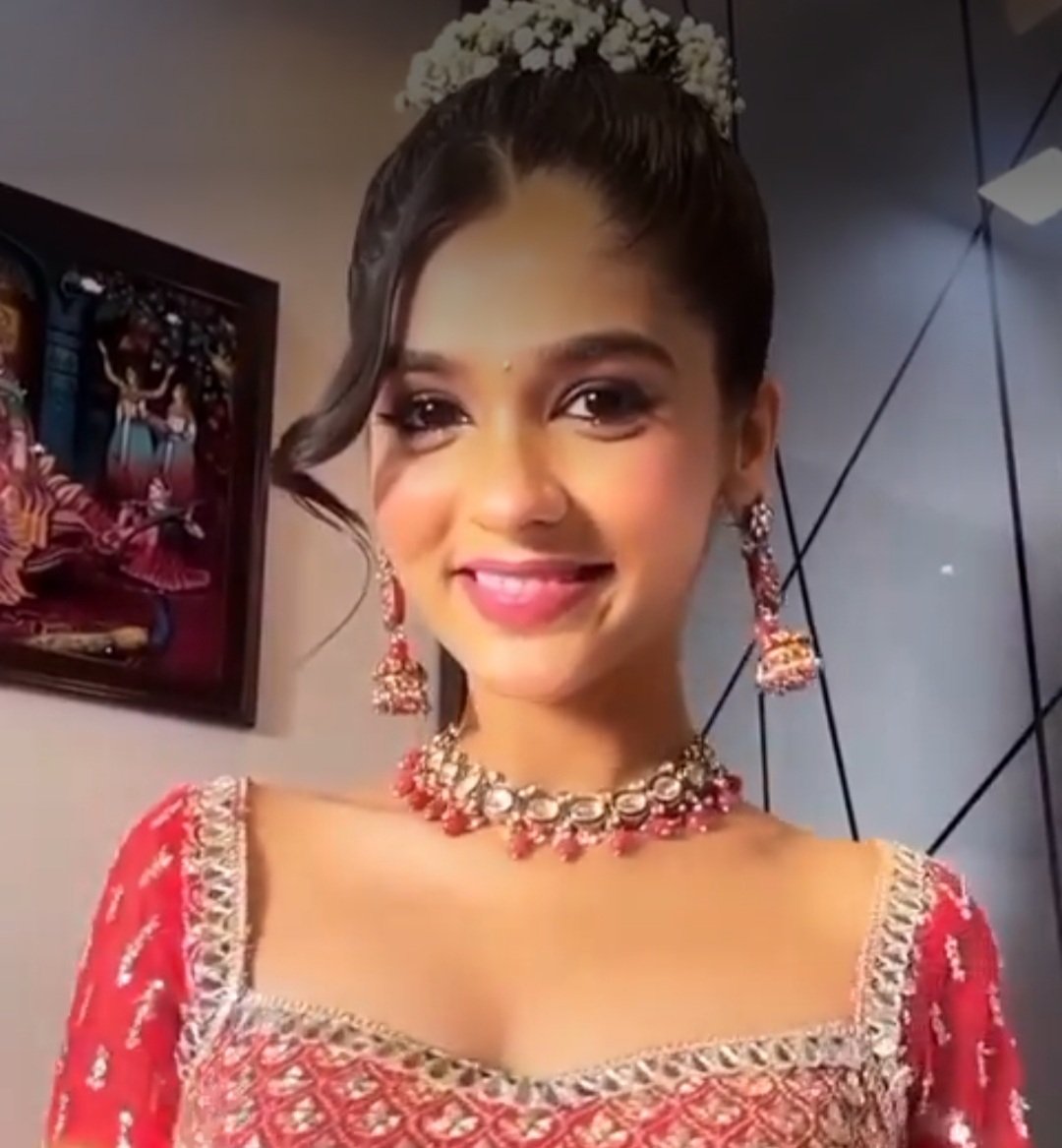 Sarah230419's tweet photo. Not DKP using their selfish means and introducing Abhir... total bs🙄
Saw the promo on tiktok..
Meanwhile Abhir mother ⬇️

Shine so bright princess..🧿

#PranaliRathod https://t.co/tG1q3FoOrj