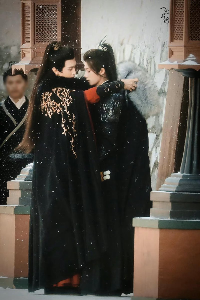 ⠀

“ ท่านทำอะไร ”ไป๋เฉินชะงักไปตามสัญชาตญาณ เมื่อจู่ๆเจ้าหมาป่านี่ก็ขยับมาใกล้

“คลุมไหล่ให้เจ้าไง มนุษย์เช่นเจ้าจะทนความหนาวเย็นขนาดนี้ได้ยังไง” หวังจิ้งเอ่ยโดยไม่ได้ละสายตาไปจากสิ่งที่ทำ นิ้วเรียวกระชับผ้าคลุมให้เข้าที่

“ร่างกายเพิ่งจะฟื้นตัว เหตุใดจึงออกมานอกจวน”

 ⠀