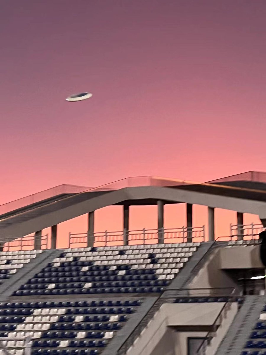 Lingshui_Lian's tweet photo. 🥏The magic #frisbee moment under the breathtaking #sunset! 🌄
(📷credit: Li Yitong)
#sunsetview #sunsetglow #vibes #sports #campus #campuslife #myuni #frisbeelover #game #fyp #foryou https://t.co/CitmHQFLLf