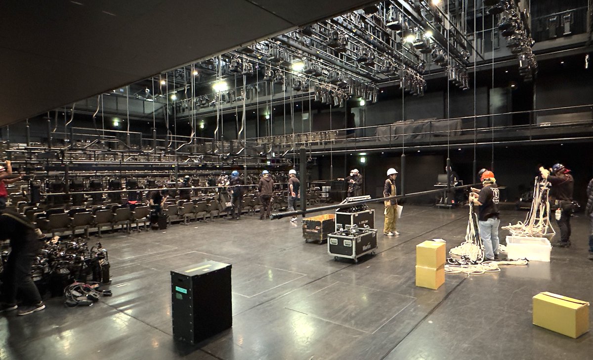 mirkokagiroi's tweet image. 【#劇場入り】#ミュージカル「#ミルコとカギロイの森」本日、テクニカルチーム劇場入りしました。
明日のキャスト入りに向けて、舞台部、演出部、照明、音響、映像、衣装、小道具、制作部、総勢100名超でしっかり舞台、楽屋周りを作り込みます。
#ミルコ2024
#ミルコファミリー