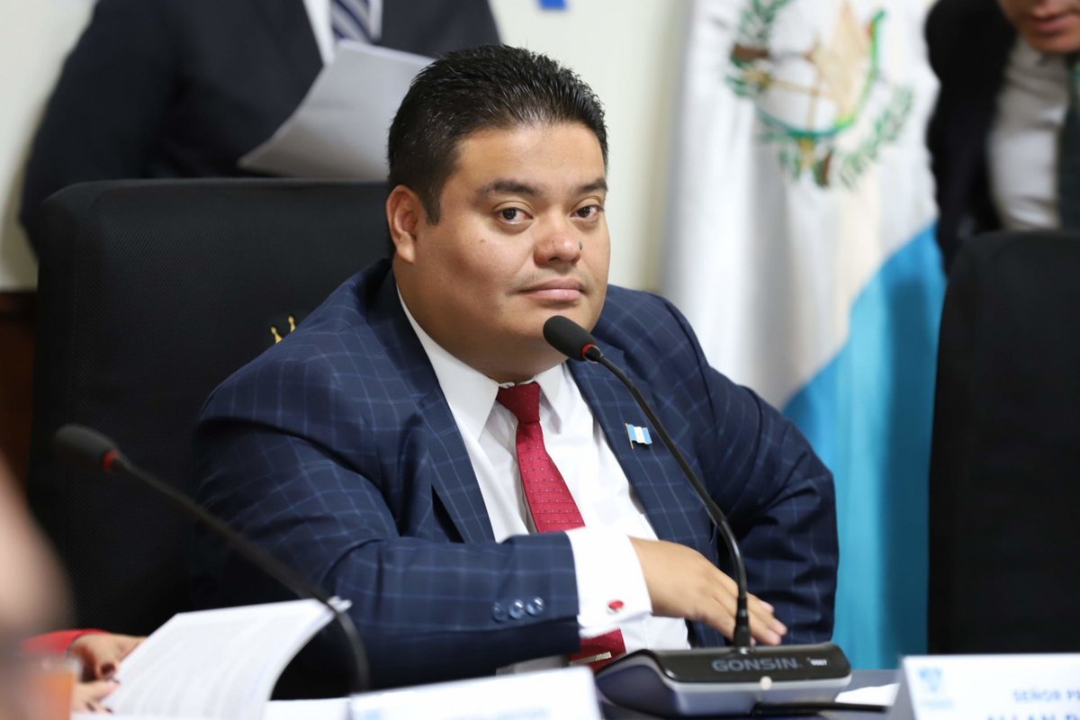 pamcaso's tweet photo. puto gordo corrupto violenlo cn un poste d luz y luego quemenlo para k se haga chicharron y se le estallen los huevos gracias #TomaDePosesión https://t.co/E2QQBxYTM4