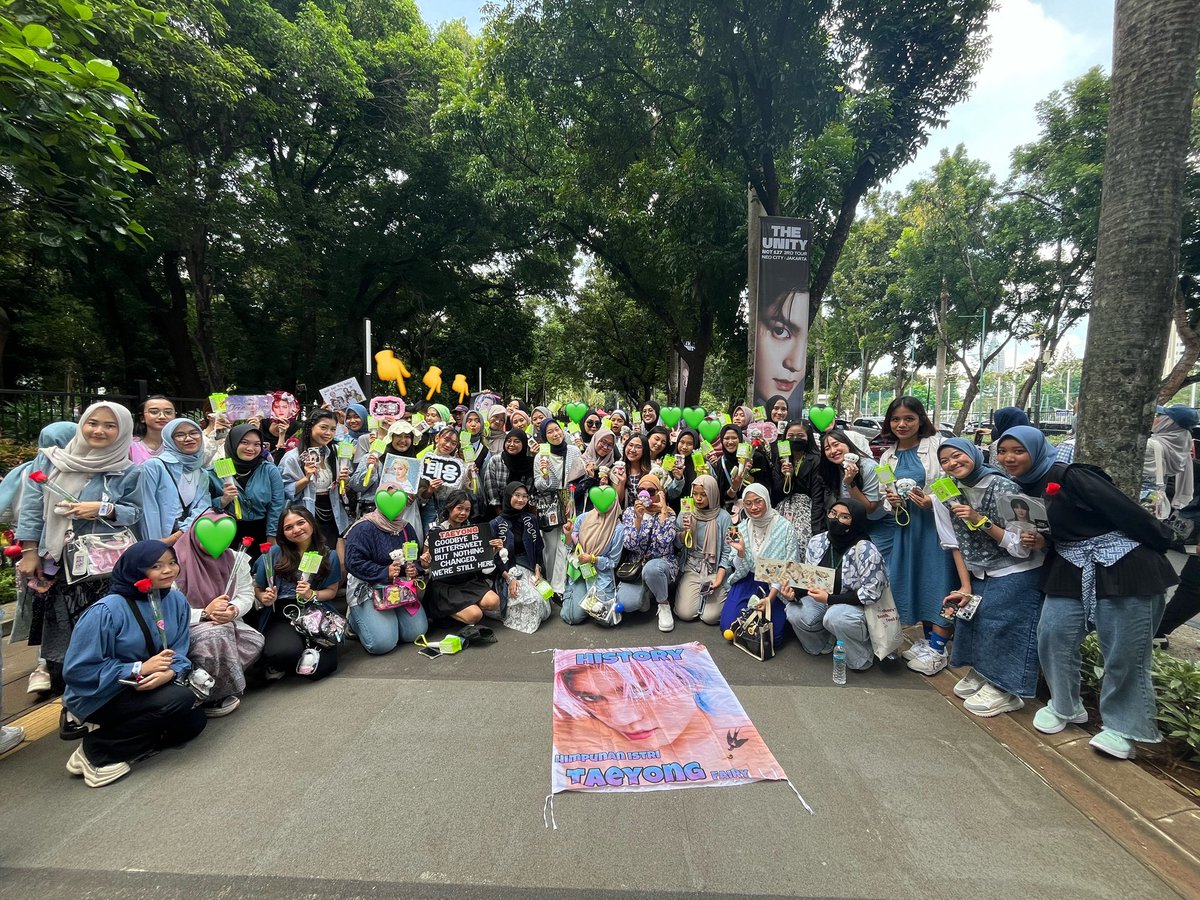 putaezthic's tweet image. guys bisa bantu rt pls ake kecopetan hp s23 yang aku rent, aku lagi foto bareng tyongf aku merasa ada yg ngerogoh tas tapi aku kira tuh karena bersenggolan sama orang sebelah.

sorry ya buat mbaknya &amp;amp; masnya yang aku tandain tapi aku curiga