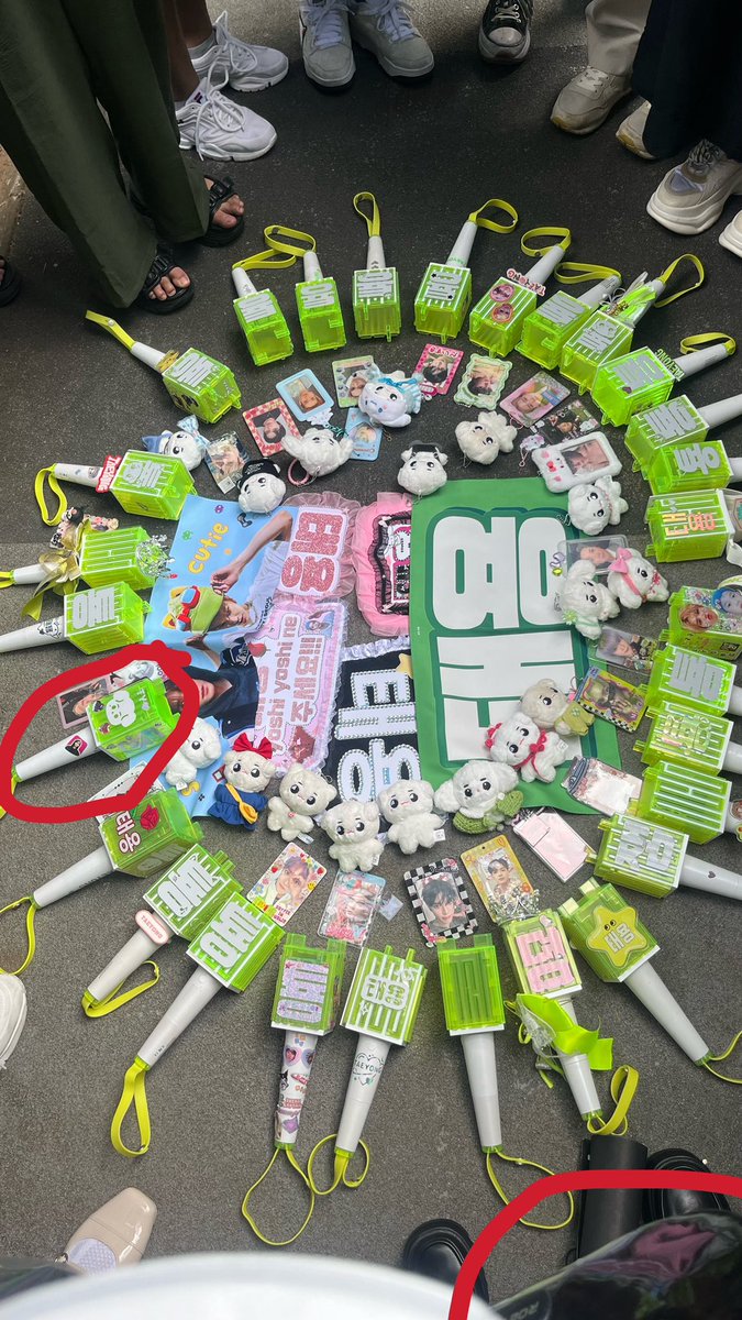 putaezthic's tweet image. guys bisa bantu rt pls ake kecopetan hp s23 yang aku rent, aku lagi foto bareng tyongf aku merasa ada yg ngerogoh tas tapi aku kira tuh karena bersenggolan sama orang sebelah.

sorry ya buat mbaknya &amp;amp; masnya yang aku tandain tapi aku curiga