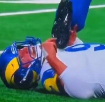 Unicorns04's tweet photo. ⁦@NFL⁩ #CTE this guy still playing football https://t.co/EI46jiJvgn