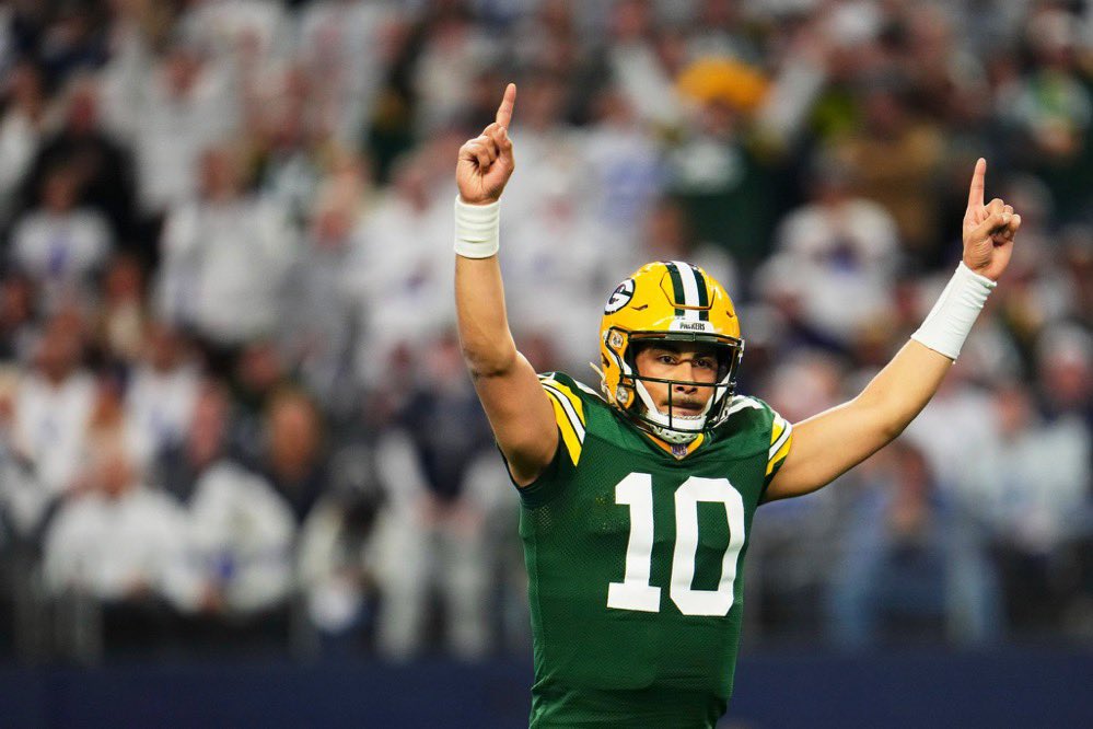 WiscoClothingCo's tweet photo. What a night for Wisconsin 🙌 #GoPackGo #FearTheDeer https://t.co/IXW03nAmPx