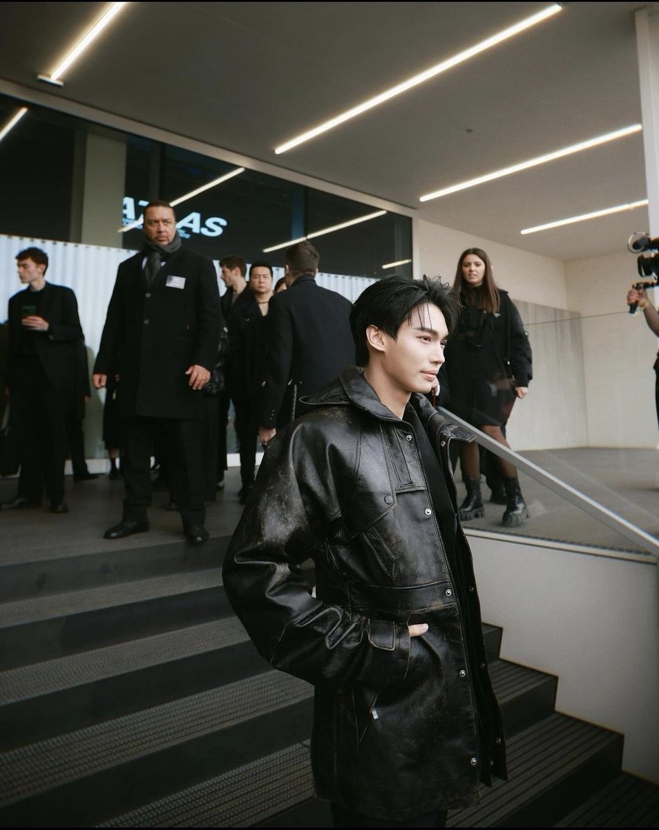 mayaonline2002's tweet photo. หล่อจนมิลานสะเทือน!! #วินเมธวิน เจ��าของตำแหน่ง Prada Ambassadorb ขณะเข้าร่วมชมแฟชั่นโชว์ PRADA คอลเลคชั่น Men’s Fall/Winter 2024 #PradaFW24 ที่จัดขึ้น ณ เมืองมิลาน ประเทศอิตาลี

นอกจากนี้ #winmetawin ได้พูดคุยกับดีไซเนอร์ระดับโลก Miuccia Prada พร้อมร่วมเฟรมหนุ่มสาวสุดฮอตแห่งยุค อาทิ Kentaro Sakaguchi นักแสดง-นายแบบสุดฮอตจากญี่ปุ่น รวมถึงพระเอกแถวหน้า Lee Jae Wook และสาวเจ้าเสน่ห์ KARINA วง aespa จากเกาหลีใต้ ที่เข้าร่วมชมโชว์ครั้งนี้อีกด้วย

BA PRADA WIN in Milan 

BA PRADA WIN in Milan 
#PradaFW24xWIN
#WINreadyforMilan 
#PradaFW24 #PradaxWin
#MAYATVOFFICIAL