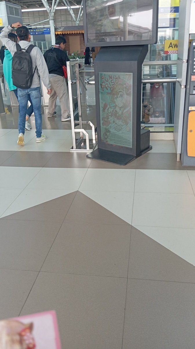 MojoTri_H's tweet photo. #AdaRisuCuy di stasiun Bekasi, tupai ini siap meng isekai orang-orang lewat Kereta (JK) https://t.co/3cmbjUiXwb