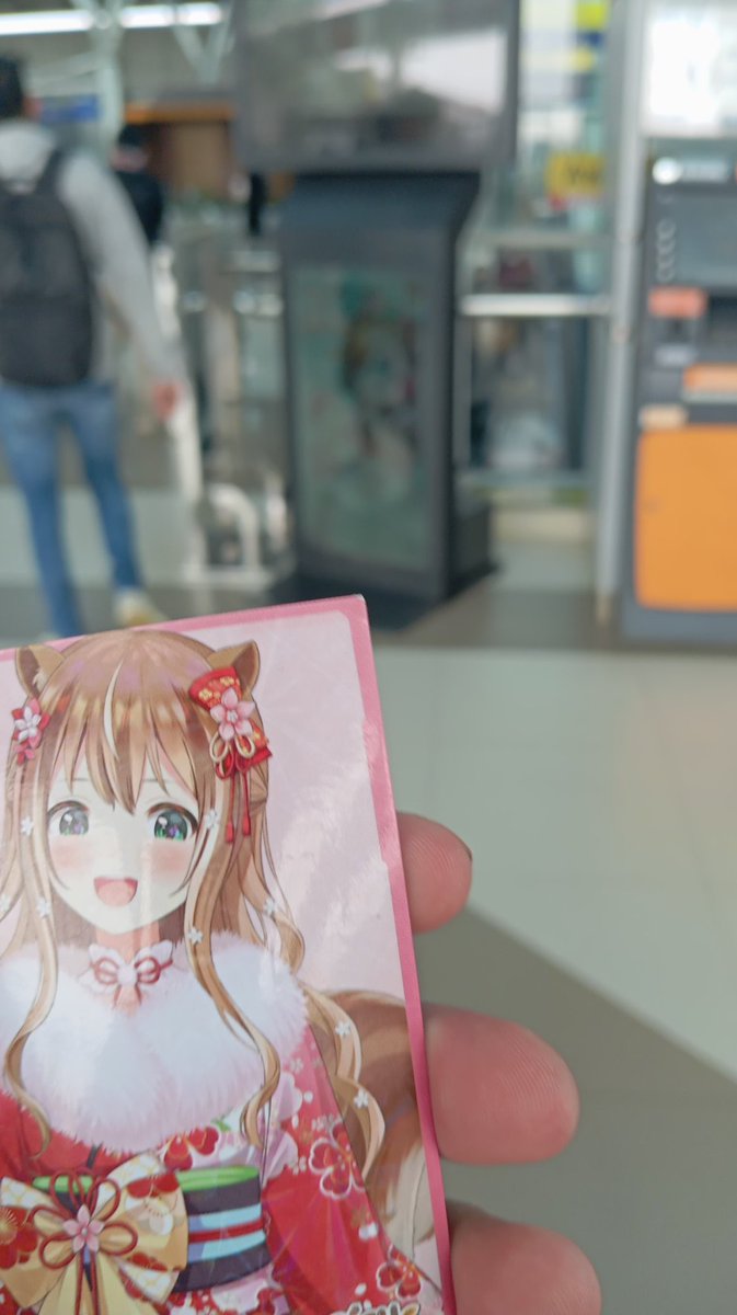 MojoTri_H's tweet photo. #AdaRisuCuy di stasiun Bekasi, tupai ini siap meng isekai orang-orang lewat Kereta (JK) https://t.co/3cmbjUiXwb