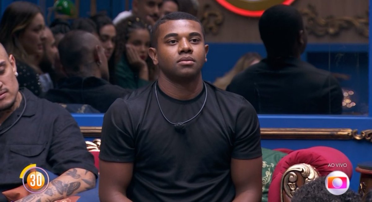 crisayonara's tweet photo. eu não queria estar na pele do pizane que está no paredão com beatriz e davi #bbb24 https://t.co/YP9o58DF2b