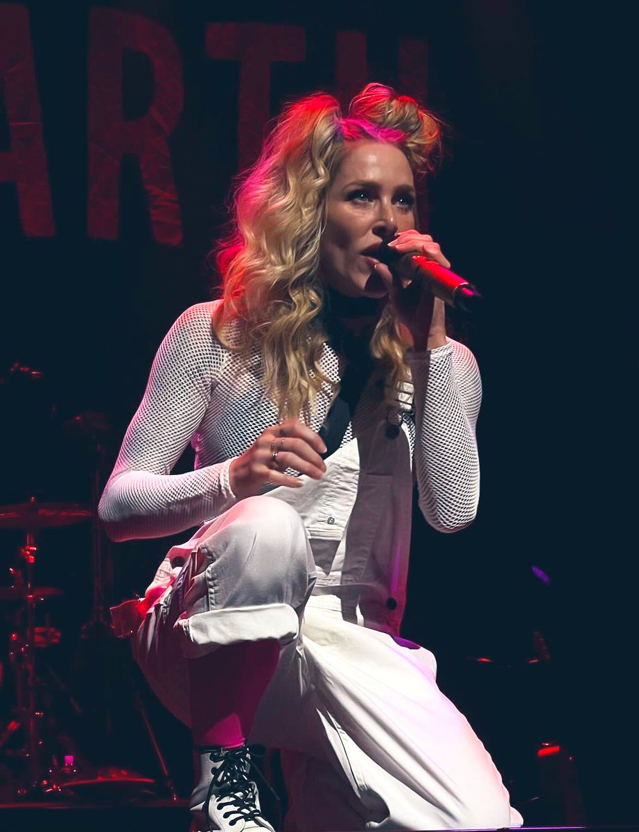 ZoeyLapointe's tweet photo. Had the best time last night at @WalkOffTheEarth 🎶❤️ https://t.co/atpDNDDKGJ