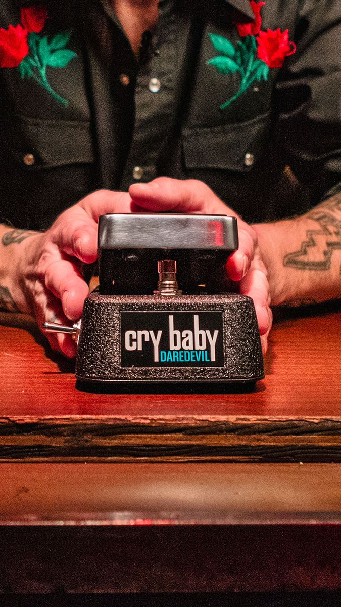 JimDunlopJP's tweet photo. Cry Baby Daredevil Fuzz Wahは、モディファイされたクライベイビーのスイートで表現力豊かなサウンドと生々しくアグレッシブなカスタムファズ回路を融合したペダルです。
•
#crybabydaredevilfuzzwah #crybabywah #daredevilfuzzwah #performanceiseverything #performanceiseverywhere #jimdunlop https://t.co/hq6IKjbKgm