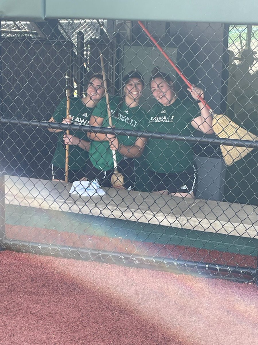 UHawaiiSoftball's tweet photo. Aloha!
Great first week back with Team #40… practices officially started and ended the week with “Beautification Day”! 

Bows taking pride in their home and community. Proud of them for their hard work!

Go Bows! https://t.co/zFp7qbneQj