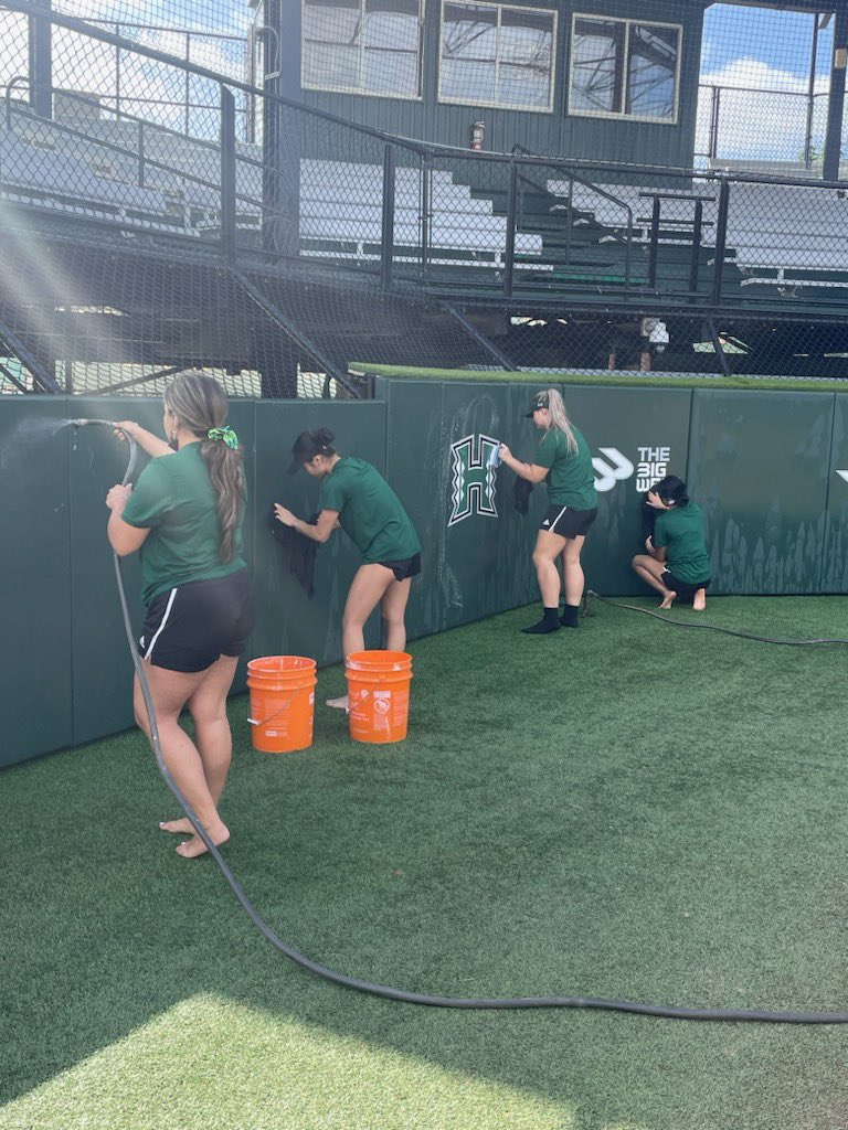 UHawaiiSoftball's tweet photo. Aloha!
Great first week back with Team #40… practices officially started and ended the week with “Beautification Day”! 

Bows taking pride in their home and community. Proud of them for their hard work!

Go Bows! https://t.co/zFp7qbneQj