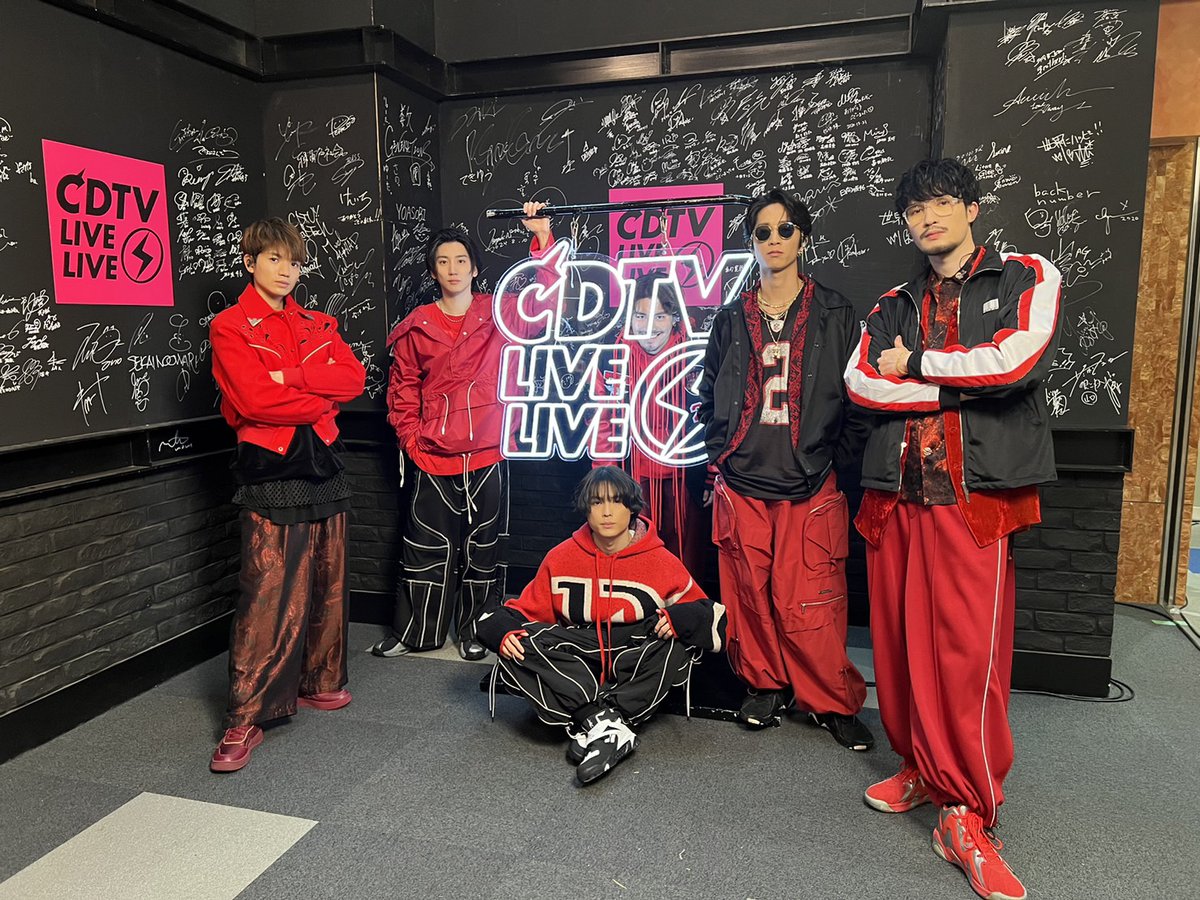 TBSCDTV's tweet photo. #CDTVライブライブ
今夜も激アツLIVEをお届け♪
本番直前ショットで実況中だよ📸

このあとは
#SixTONES が再び登場👀🌟

メンバーの熱い歌声と
熱量の高いパフォーマンスにも注目の
アッパーチューン「ABARERO」を
フルサイズでパフォーマンス🗣🎶✨

#CDTV
#TBS https://t.co/LRLlCvXQKx