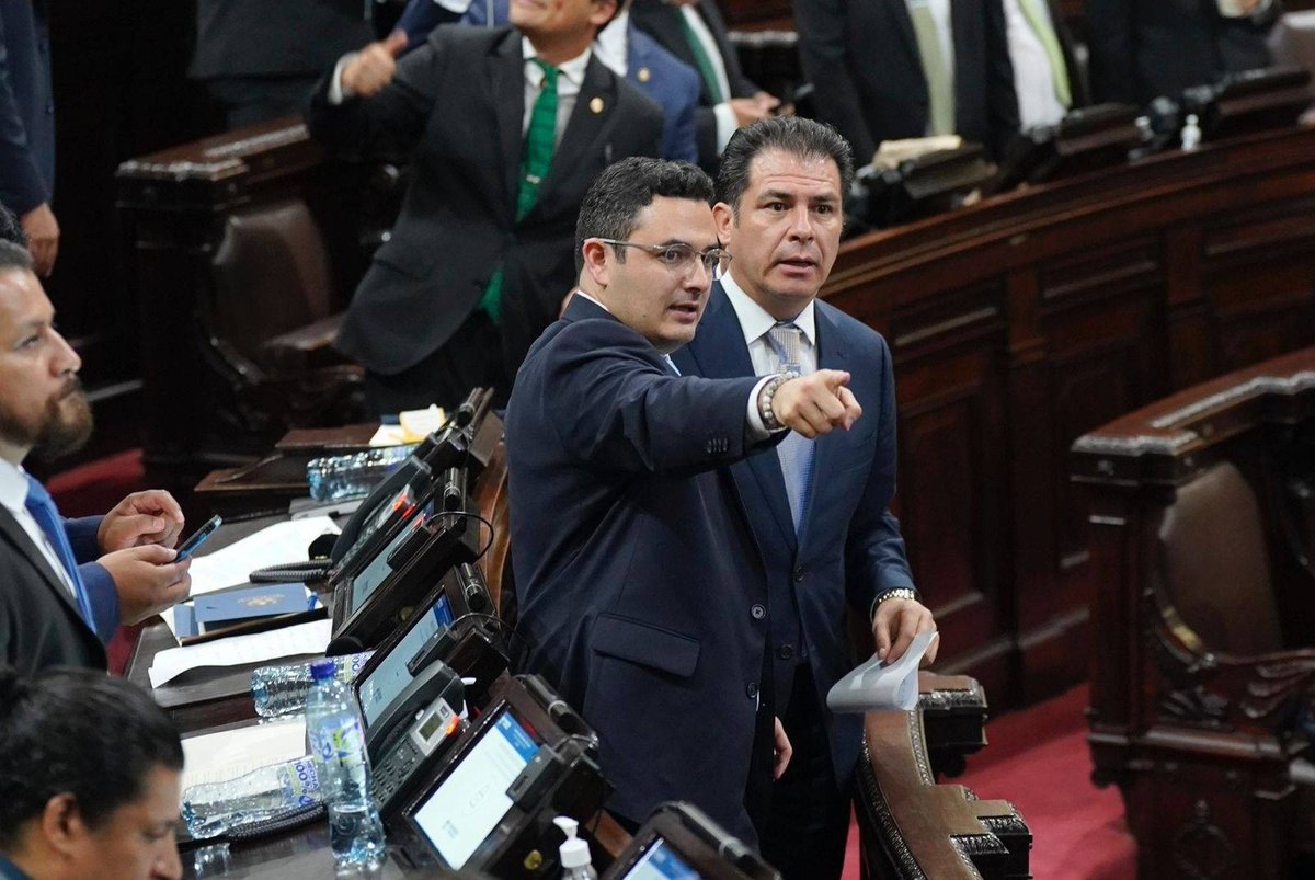 PrensaComunitar's tweet photo. #NuevoCongreso 🎉La nueva Junta Directiva del Congreso para el periodo 2024-2025 quedará integrada de la siguiente forma: 

Presidente: Samuel Pérez
Primer vice: Adim Maldonado
Segundo vicepresidente: César Augusto Amézquita 
Tercer vicepresidente: Nery Rodas
Primera secretaria: Andrea Beatriz Villagrán
Segundo secretario: Raúl Antonio Solórzano Quevedo
Tercer secretario: César Roberto Dávila 
Cuarto secretario: Juan Carlos Rivera Estévez
Quinta secretaria: Sonia Gutiérrez Raguay

📸Mario Godínez