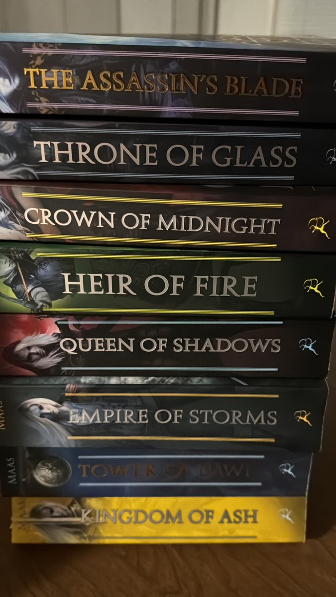 WinnGilbert's tweet photo. Snow day plans. Want to be the best…study the best.  #acotar #sarahjmaas #snowday #Reading #readingcommunity #WritingCommunity https://t.co/0QGOubrQF8