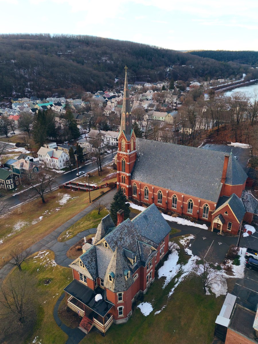 unplannedcreate's tweet photo. Moody January days in a small town in Vermont like ⛪️ 🪦
#dronephotography #newengland #travelling #vermont #randomframes https://t.co/djaRD1Nfev