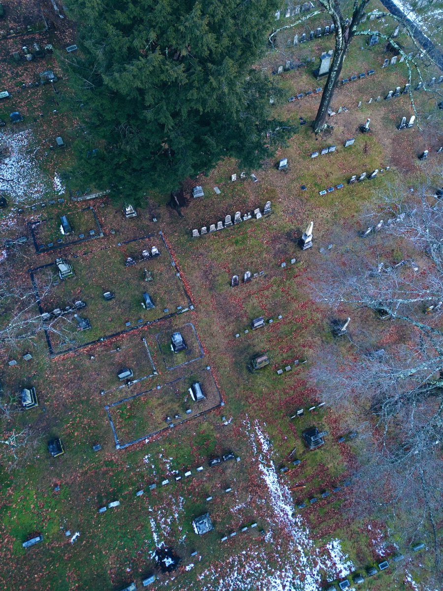 unplannedcreate's tweet photo. Moody January days in a small town in Vermont like ⛪️ 🪦
#dronephotography #newengland #travelling #vermont #randomframes https://t.co/djaRD1Nfev