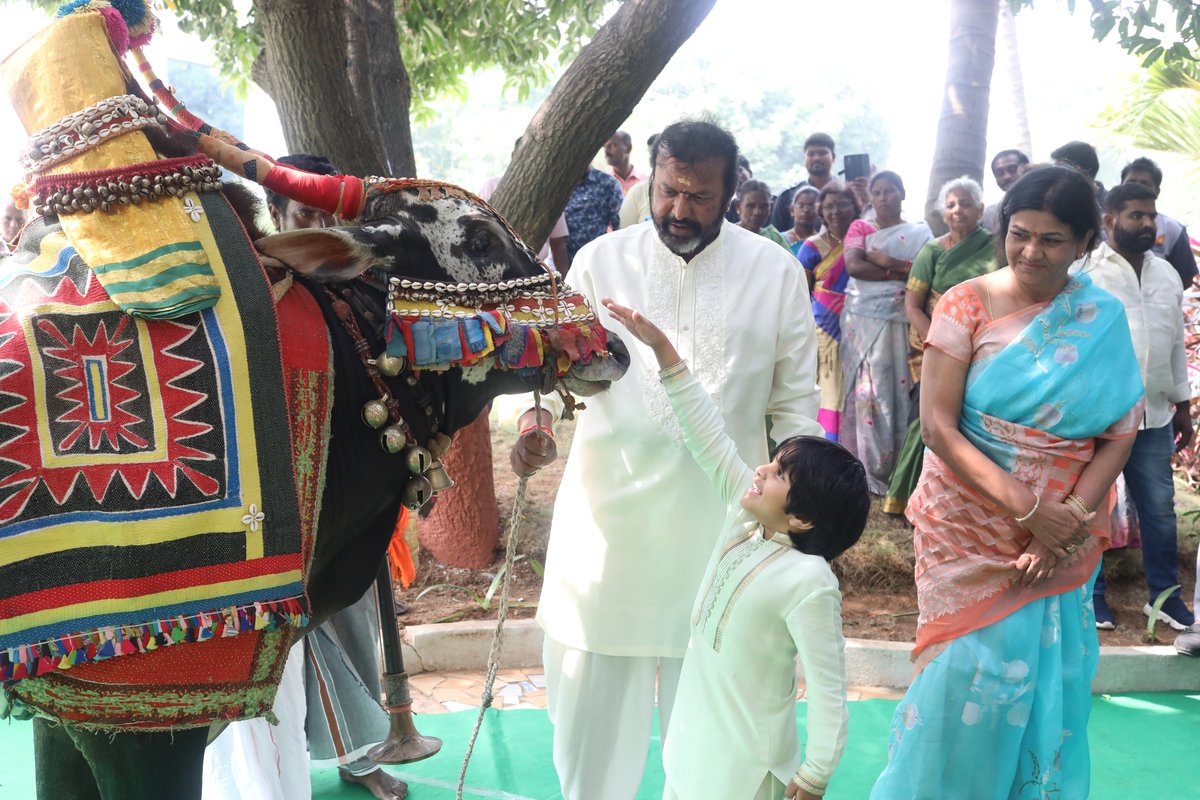 ఈ సంక్రాంతి మీకు మరిన్ని ఆనందాలు పంచాలని. మీ జీవితం సంతోషాలతో నిండాలని కోరుకుంటూ.. మీకు, మీ కుటుంబ సభ్యులకు సంక్రాంతి శుభాకాంక్షలు. #HappySankranti🌾 #MakarSankranti🌞 #HappyPongal🌾