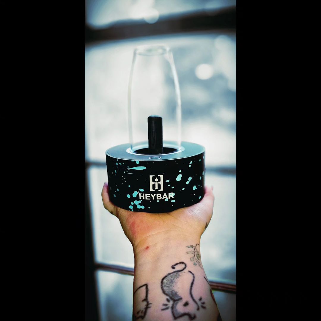Heybar_devices's tweet photo. Fog of high quality surges, the mouth of many taste buds move. ⚡Ceramic core colorful light reflection, bubble romantic through. 💯The gathering releases the activity, the taste rises up in the air. 🌥Thanks to unorthodoxsloth for the picture @unorthodoxsloth . 
#OLA #Heybar https://t.co/Q5TJcpqGIe