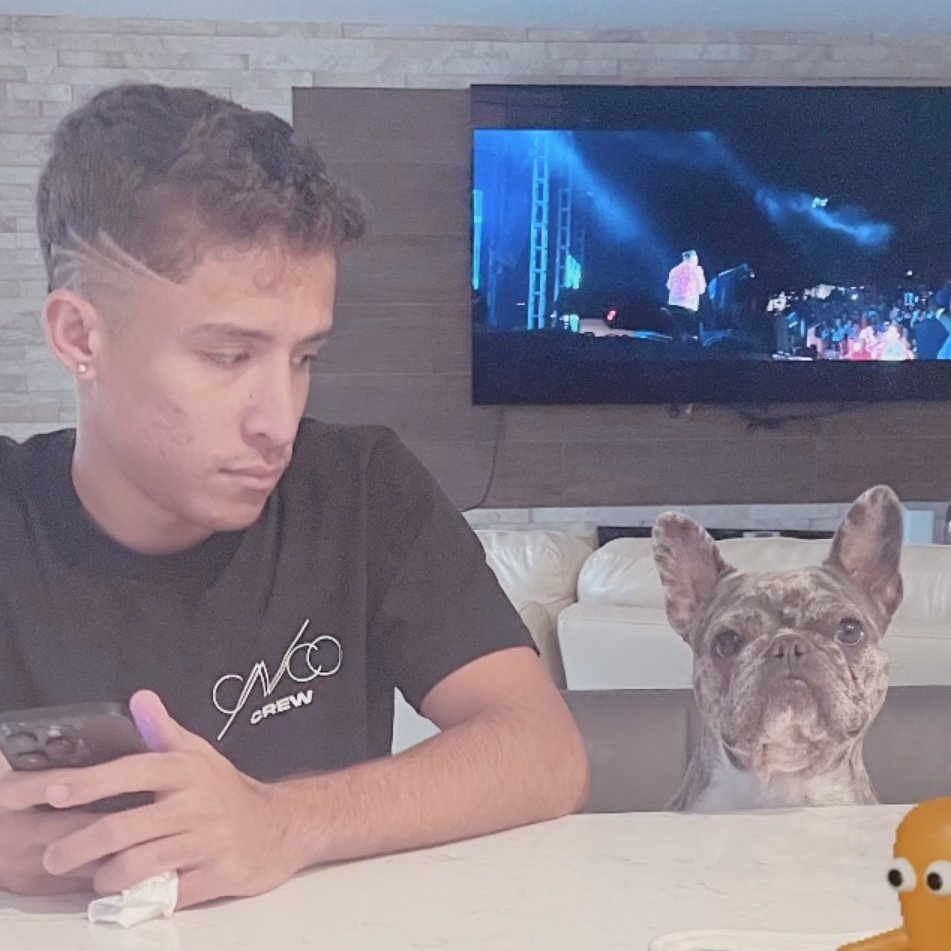 Yo viendo como ofrecí de lo que estaba comiendo y todos quisieron