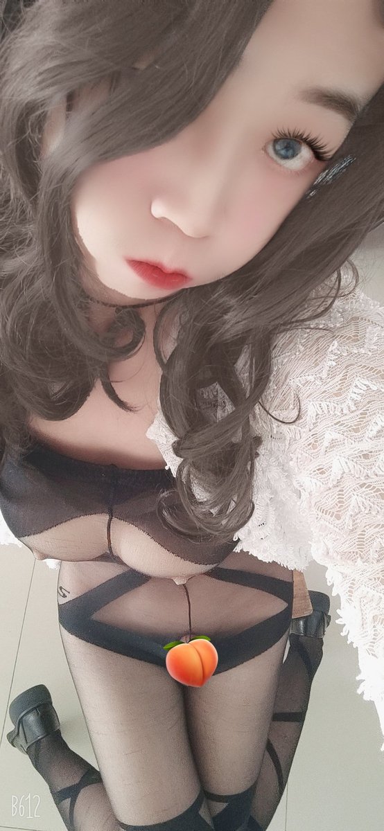 FakeGirlCC's tweet photo. 穿这身衣服去拿外卖，好不好？*^_^*#黑丝美腿 #伪娘cd #CDTS#户外露出 https://t.co/N8oPfidKSE
