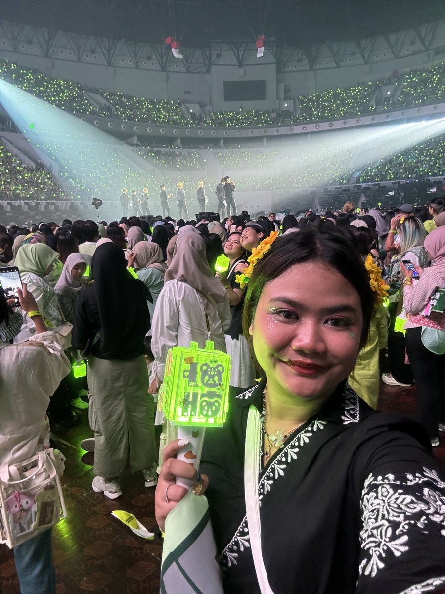 queerisy's tweet photo. ini zoom 6 atau 7x dan posisi aku dibelakang banget! tapi selain itu juga standing sangat terbantu, karena nctzen indonesia kalau fancam konser selalu di eye level keren!!! jadi gak menganggu yang belakang. 

terus venuenya juga MEMUASKAN ‼️ https://t.co/tx76vCDSMf