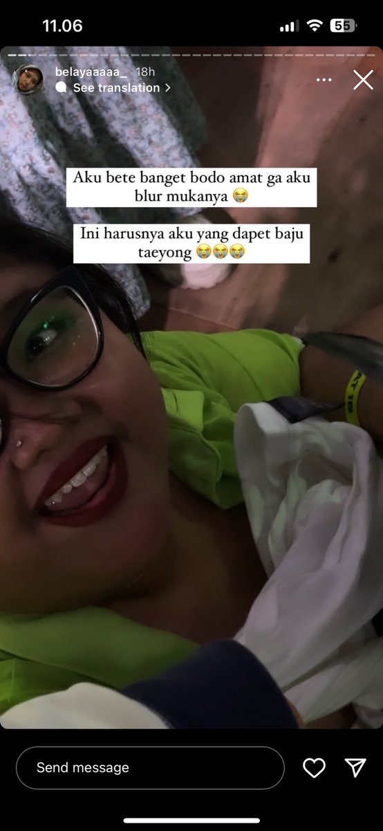 chjizu's tweet photo. @redpeupet ini tuh kakaknya yg dapet (baju garis) ngepap ke grup pas bajunya direbut sm si ijo. krn di wa fotonya jadi kecrop seolah2 itu si ijo yg dapet bajunya, padahal kl foto utuhnya keliatan tuh tangan kakaknya yg garis megangin baju ijonya trs ngefoto si ijo krn ngerebut keknya https://t.co/vWYxLbOj8U