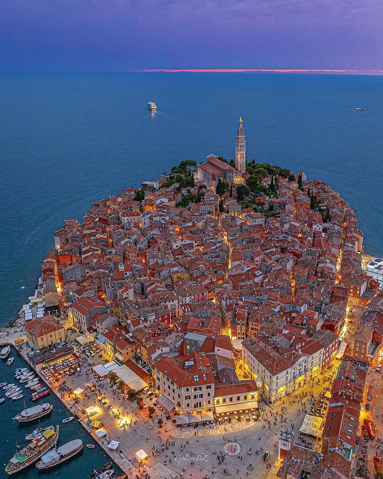 nritravelogue's tweet photo. Rovinj, Croatia: Savor the sweet charm of this coastal town from the top! A cake-like view adorned with colorful buildings, cobblestone streets, and the glittering Adriatic Sea. Indulge in the beauty of Rovinj. ๐ญ๐ท๐ฐ #Rovinj #CroatianCoast #ScenicSplendor https://t.co/73Nit2KxUU